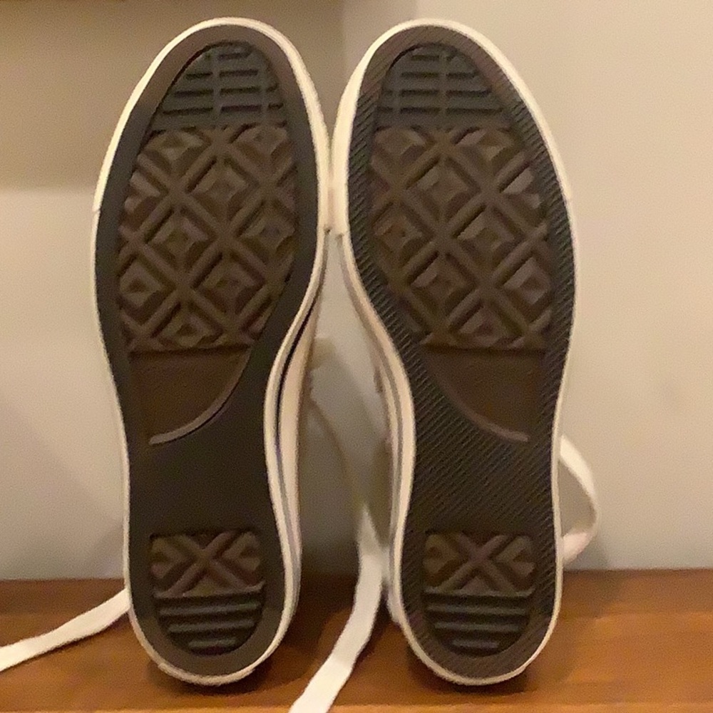 Chuck Taylor converse all star hi top..never worn. Size 8 - Picture 7 of 10